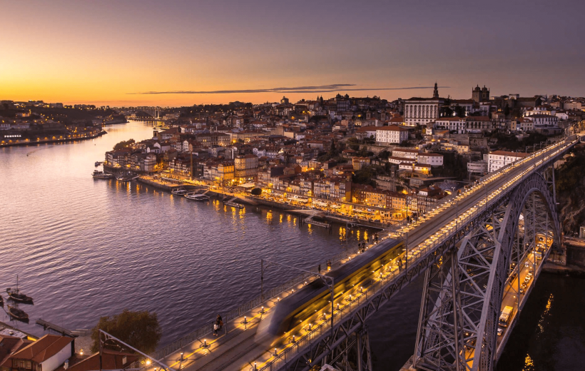 Transfer Privado Lisboa–Porto com Visitas Exclusivas a Óbidos e Nazaré